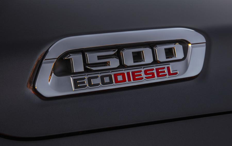 Логотип Ram 1500 Limited Crew Cab EcoDiesel (DT) 2019 года  (фото 2 из 18)